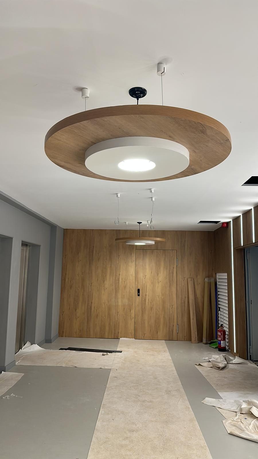 acabados recepcion corporativa panel madera iluminacion diseno