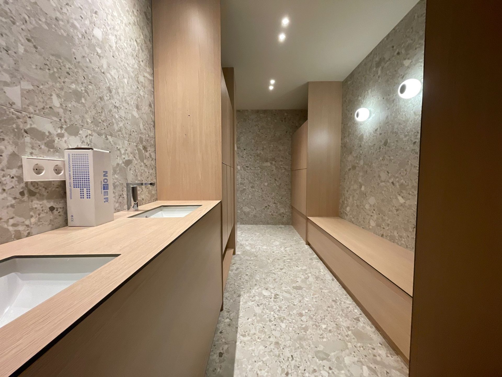 aseos corporativos lavabo madera terrazo vestuario jpg