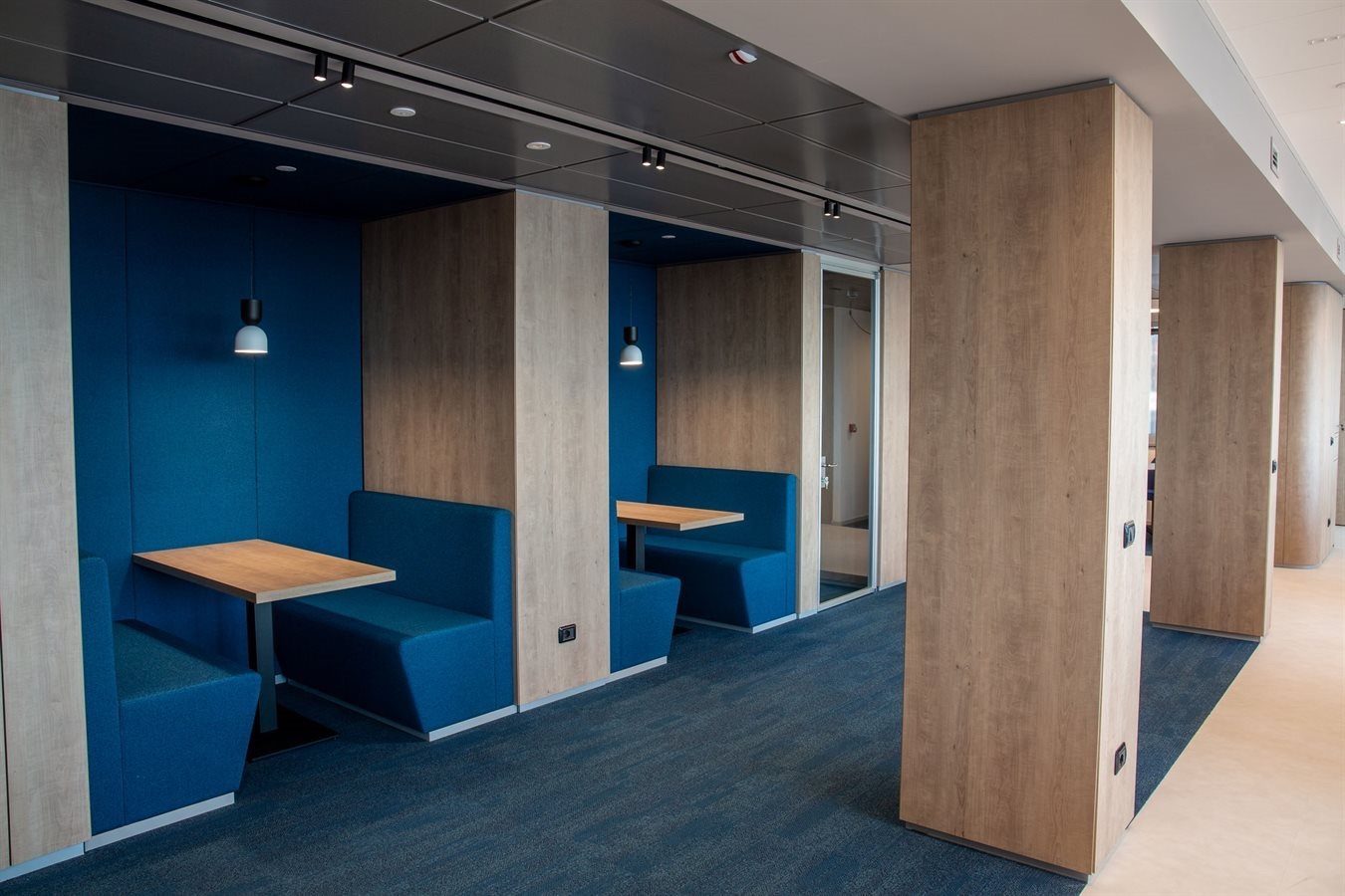 booths privados oficina tapizado azul madera iluminacion jpg