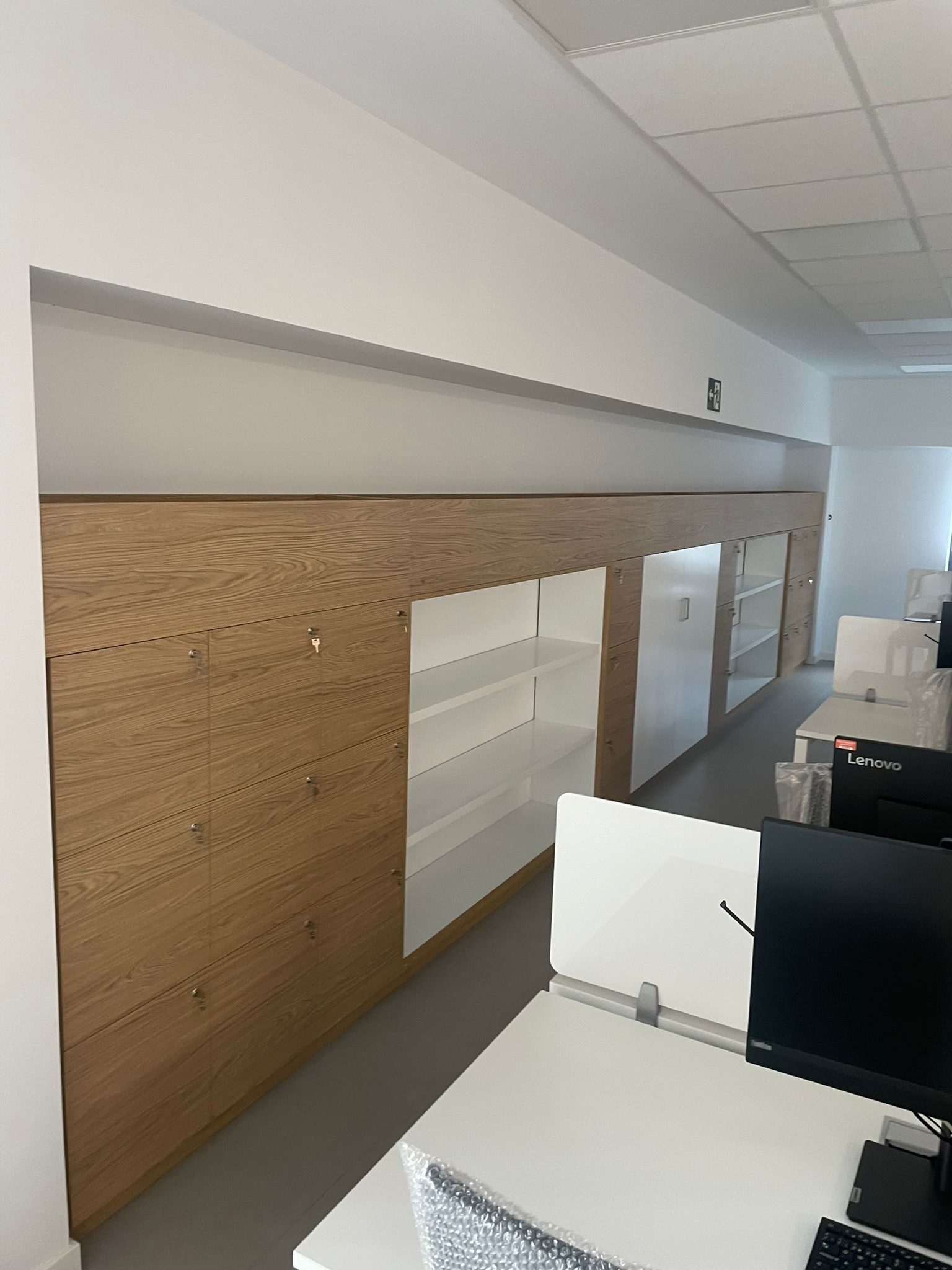 mobiliario a medida oficina taquillas madera estanterias blancas jpg