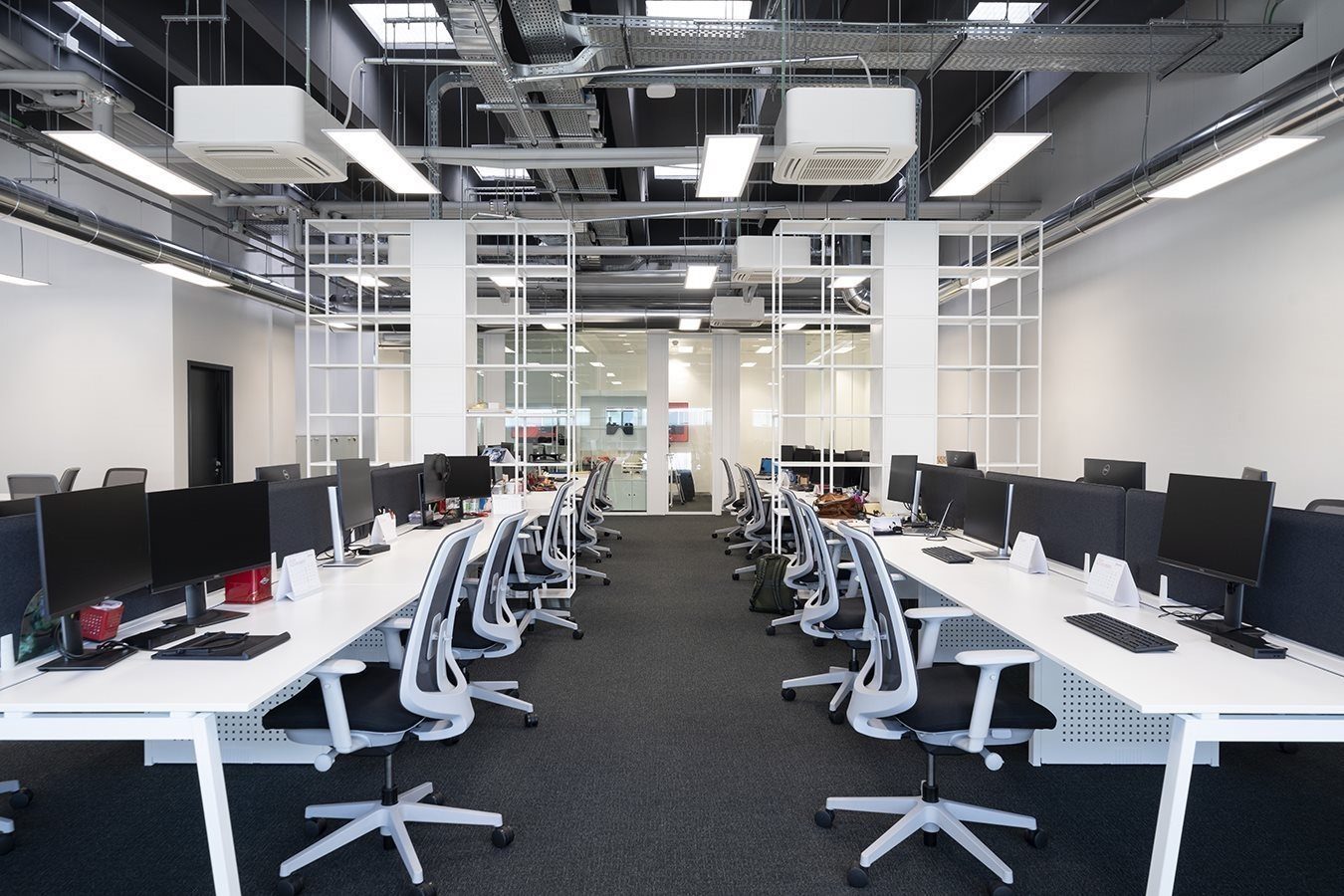 open space gran formato oficinas mesas blancas sillas ergonomicas jpg