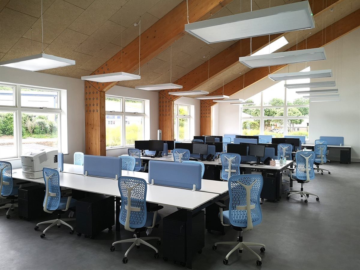 open space moderno oficina estructura madera sillas azul jpg