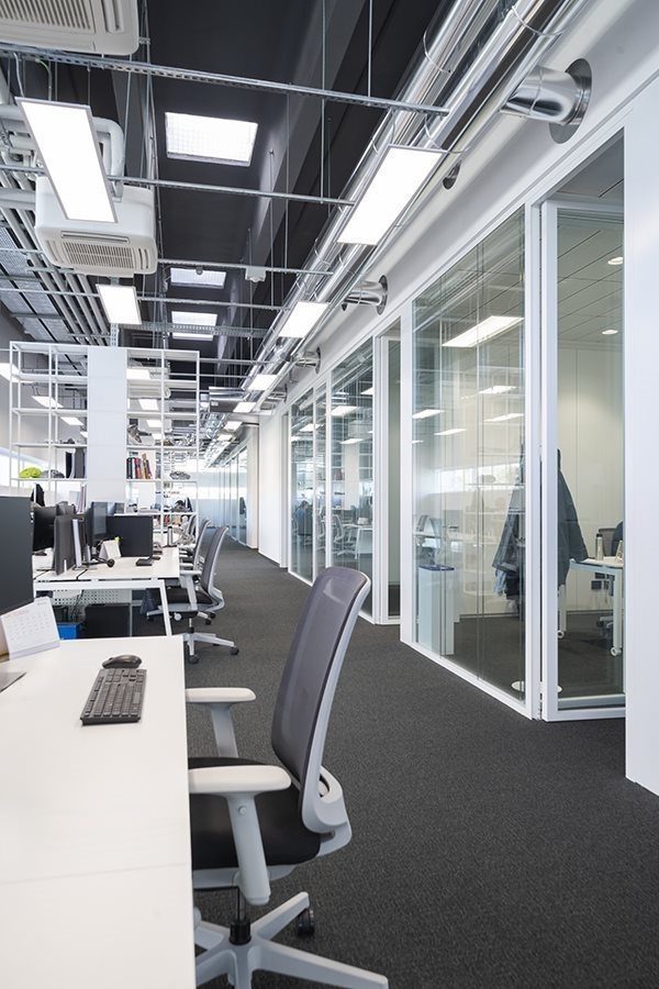 open space oficinas barcelona mesas sillas ergonomicas mamparas jpg