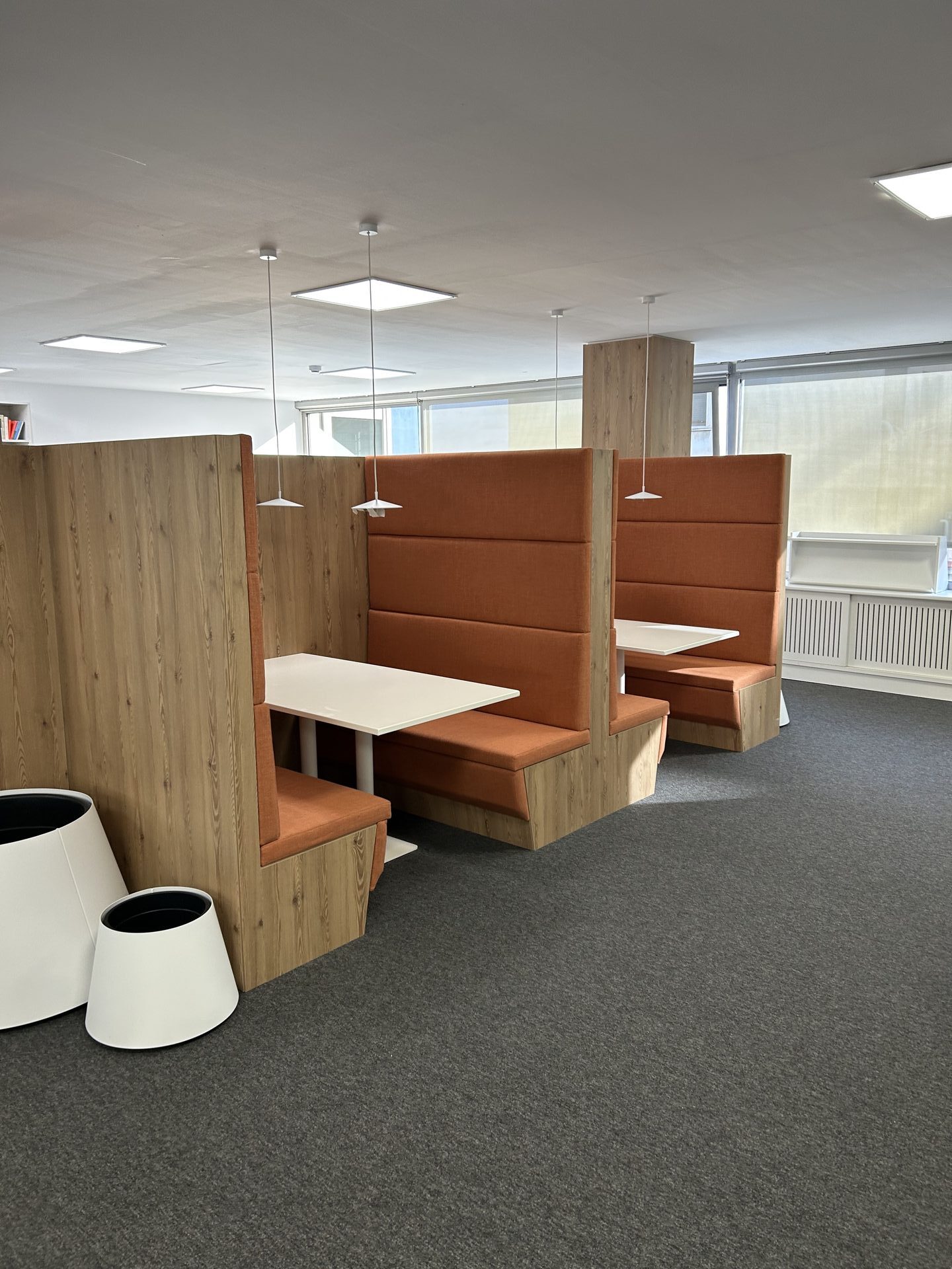 zona reunion informal oficina booths tapizado naranja madera jpg