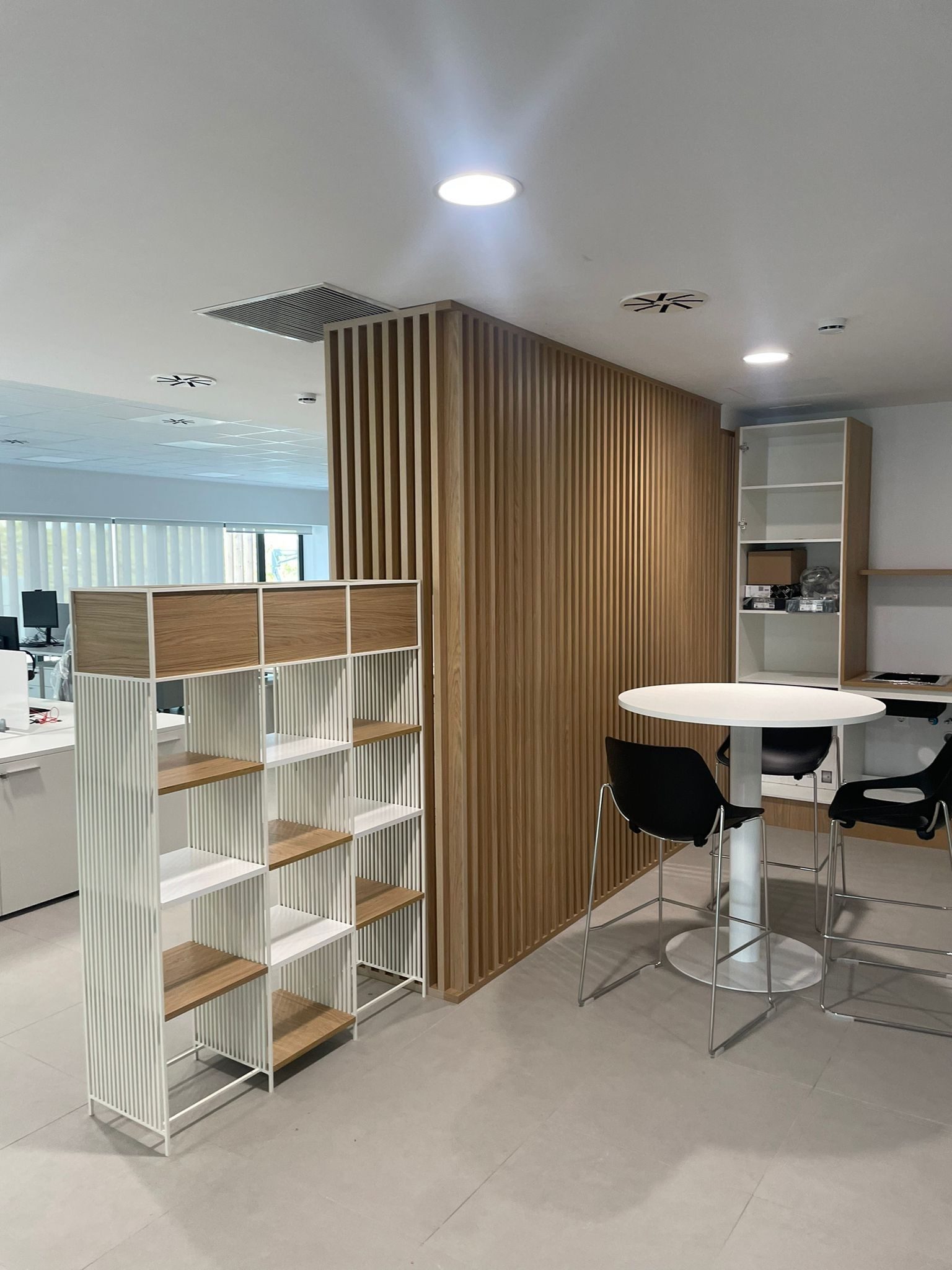 zona trabajo flexible panel acustico madera mesa alta oficina jpg